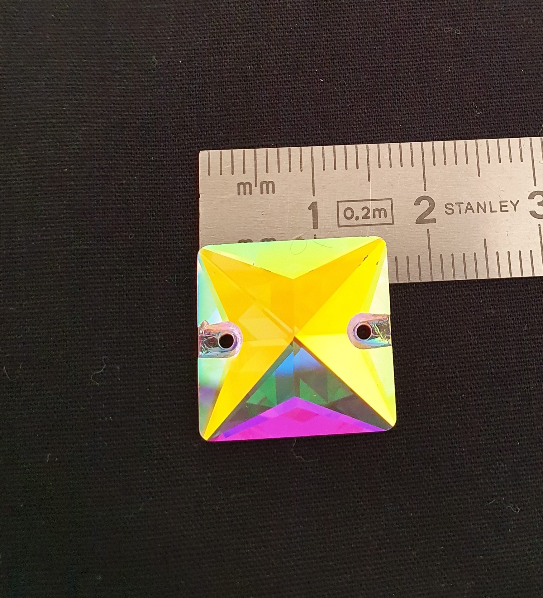 Strass square coloris AB à coudre. Dimension 16x16