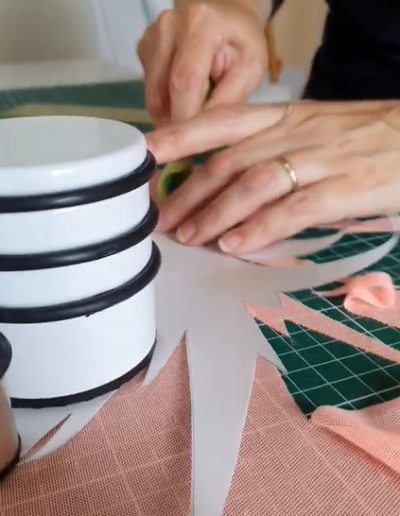 A cette étape, est également exécuté la peinture selon les modèles.