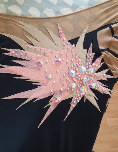 Puis arrive le moment de la pose des strass.