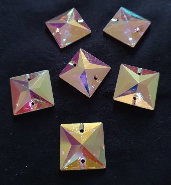 Strass carré AB à coudre en acrylique.